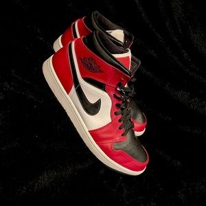 Jordan 1 Mid Chicago Black Toe